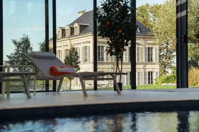 Piscine de l'établissement Domaine de l'Ormeau - Luxury Estate with Indoor Pool and Spa in Falaise, Normandy - Steps from William the Conqueror's Castle ou située à proximité