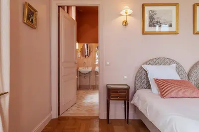 Un ou plusieurs lits dans un hébergement de l'établissement Domaine de l'Ormeau - Luxury Estate with Indoor Pool and Spa in Falaise, Normandy - Steps from William the Conqueror's Castle