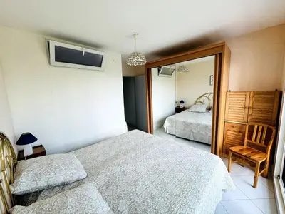 Un ou plusieurs lits dans un hébergement de l'établissement Appartement face à la mer, les pieds dans l'eau
