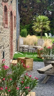 Jardin de l'établissement Suite Jacuzzi privatif intérieur 6km du Mont Saint Michel