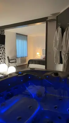 Un ou plusieurs lits dans un hébergement de l'établissement Suite Jacuzzi privatif intérieur 6km du Mont Saint Michel