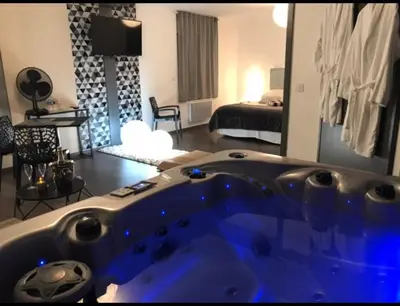 Un ou plusieurs lits dans un hébergement de l'établissement Suite Jacuzzi privatif intérieur 6km du Mont Saint Michel
