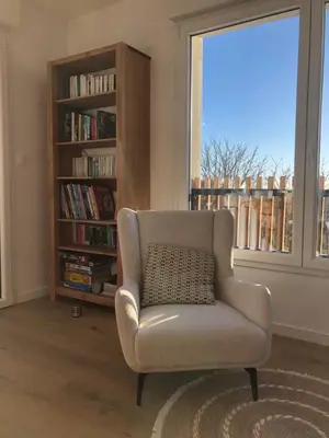 Bibliothèque dans l'appartement