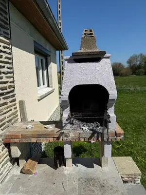 Barbecue disponible mis à disposition des clients de la maison de vacances