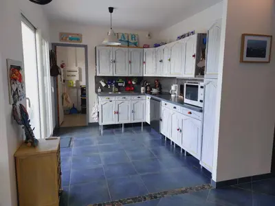 Cuisine ou kitchenette dans l'établissement Le charme du cotentin, votre havre de paix pour les vacances
