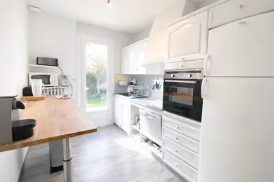 Cuisine ou kitchenette dans l'établissement La maison du Golf
