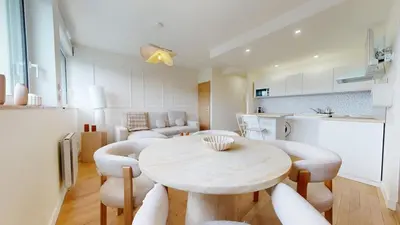 Cuisine ou kitchenette dans l'établissement Vue sur le Port de Caen Appartement Premium