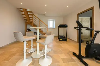 Salle ou équipements de sports de l'établissement Luxurious Villa With Spa And Indoor Swimming Pool