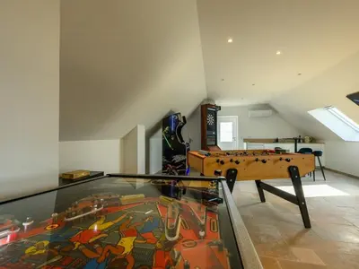 Salle de jeux dans l'établissement Luxurious Villa With Spa And Indoor Swimming Pool