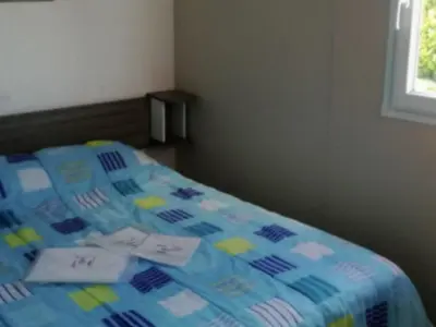 Un ou plusieurs lits dans un hébergement de l'établissement Mobil-home 4 pers avec terrasse à Sainte-Marie-du-Mont - API-1-52-1297