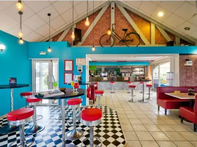 Restaurant ou autre lieu de restauration dans l'établissement Mobil-home 4 pers avec terrasse à Sainte-Marie-du-Mont - API-1-52-1297