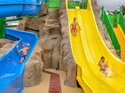 Piscine de l'établissement Tente en toile et bois avec terrasse pour 4 personnes - API-1-52-1471 ou située à proximité