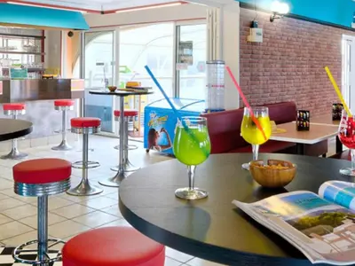 Boissons dans l'établissement Tente en toile et bois avec terrasse pour 4 personnes - API-1-52-1471