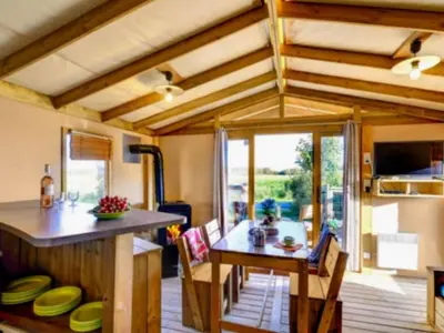 Télévision ou salle de divertissement dans l'établissement Tente en toile et bois avec terrasse pour 4 personnes - API-1-52-1471