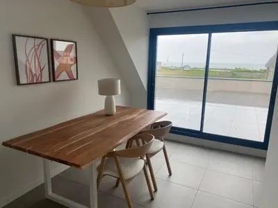 Télévision ou salle de divertissement dans l'établissement GITE BEAUSEJOUR à Fontenay sur Mer, 50m de la plage et face au golf