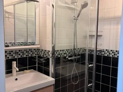 Salle de bains dans l'établissement Studio à Cabourg avec accès direct à la plage et parking privatif - FR-1-465-132
