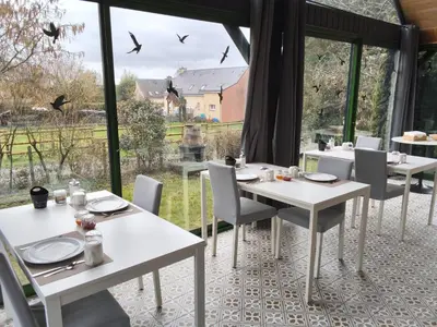 Restaurant ou autre lieu de restauration dans l'établissement Arc en Ciel du Mont B&B