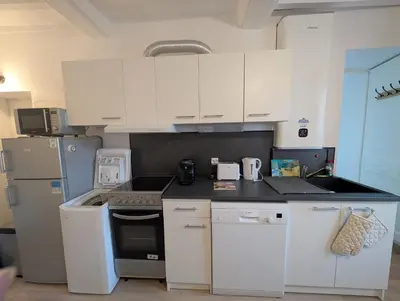 Cuisine ou kitchenette dans l'établissement Charmant T2 100m de la mer