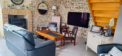 Télévision ou salle de divertissement dans l'établissement Au bonheur de Mona