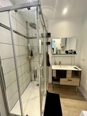 Salle de bains dans l'établissement Poppy Seaside, jardin privé à 200m de la mer