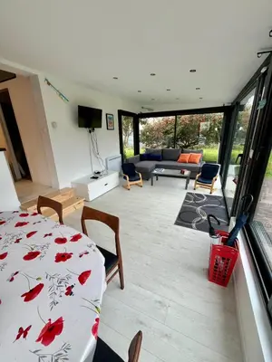 Coin salon dans l'établissement Poppy Seaside, jardin privé à 200m de la mer