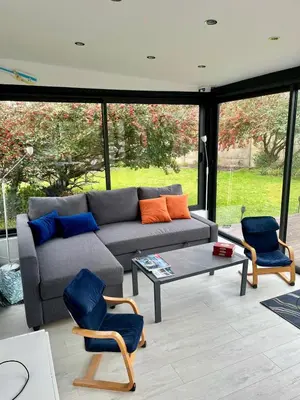 Coin salon dans l'établissement Poppy Seaside, jardin privé à 200m de la mer