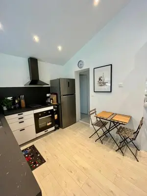 Cuisine ou kitchenette dans l'établissement Poppy Seaside, jardin privé à 200m de la mer
