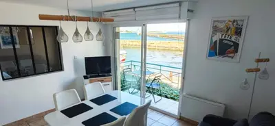 Télévision ou salle de divertissement dans l'établissement Appartement T2 face à la mer