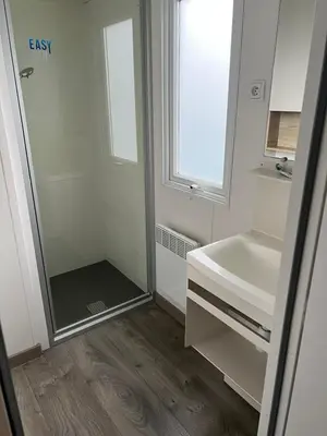 Salle de bains dans l'établissement Mobil Home
