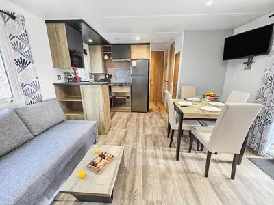 Cuisine ou kitchenette dans l'établissement Mobil home 8 personnes Confort & Tranquillité