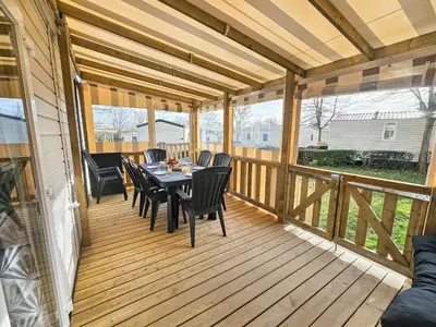 Balcon ou terrasse dans l'établissement Mobil home 8 personnes Confort & Tranquillité