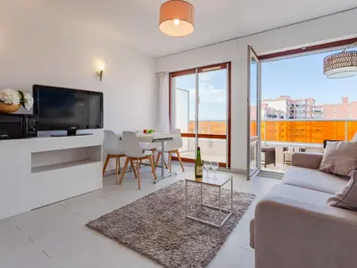 Télévision ou salle de divertissement dans l'établissement Apartment Les Caravelles-7 by Interhome