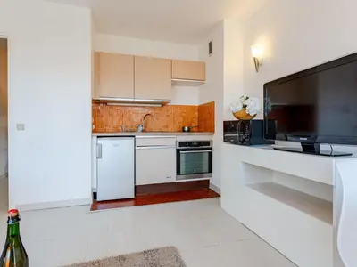 Cuisine ou kitchenette dans l'établissement Apartment Les Caravelles-7 by Interhome