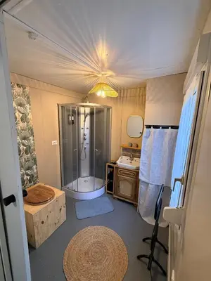 Salle de bains dans l'établissement Le Petit Lodge