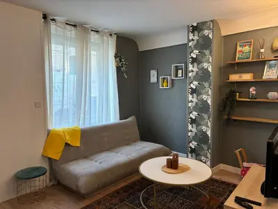 Coin salon dans l'établissement Logement paisible dans une jolie cour intérieure