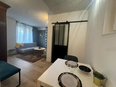 Coin salon dans l'établissement Logement paisible dans une jolie cour intérieure