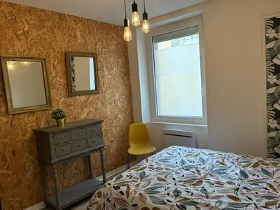 Un ou plusieurs lits dans un hébergement de l'établissement Logement paisible dans une jolie cour intérieure