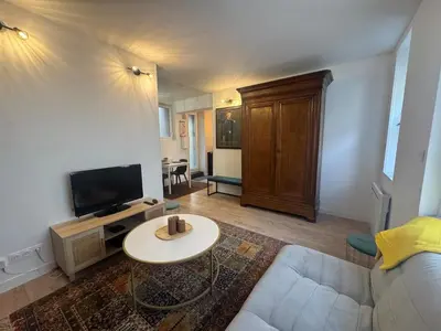 Télévision ou salle de divertissement dans l'établissement Logement paisible dans une jolie cour intérieure