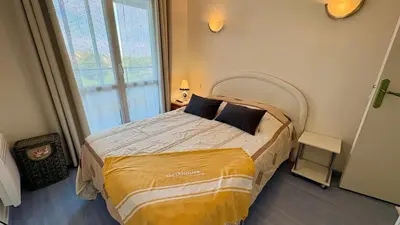 Un ou plusieurs lits dans un hébergement de l'établissement L'Escale du Quai, Appartement calme sur le port de Courseulles