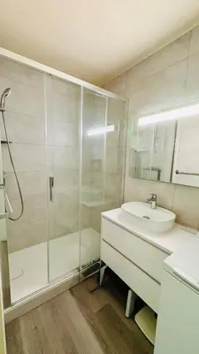 Salle de bains dans l'établissement L'Escale du Quai, Appartement calme sur le port de Courseulles