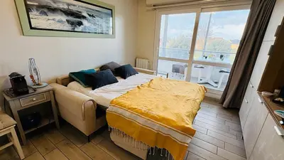 Un ou plusieurs lits dans un hébergement de l'établissement L'Escale du Quai, Appartement calme sur le port de Courseulles