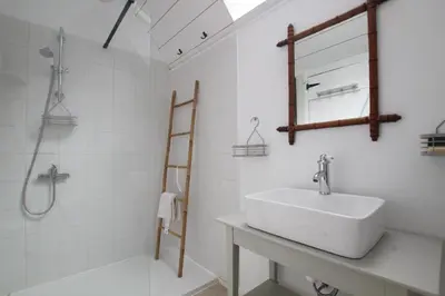 Salle de bains dans l'établissement Gîte au calme dans corps de ferme entre mer et campagne