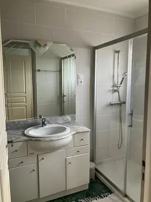 Salle de bains dans l'établissement maison individuelle, familiale et spacieuse