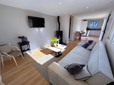 Télévision ou salle de divertissement dans l'établissement La brise au pied de la plage