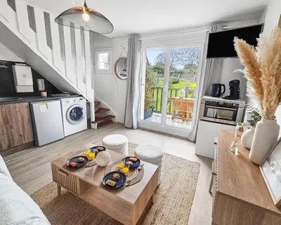 Cuisine ou kitchenette dans l'établissement F2 chic 100 m de la mer Balcon Sud Ouest