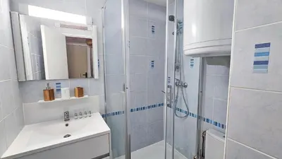 Salle de bains dans l'établissement F2 chic 100 m de la mer Balcon Sud Ouest
