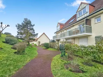 Jardin de l'établissement F2 chic 100 m de la mer Balcon Sud Ouest