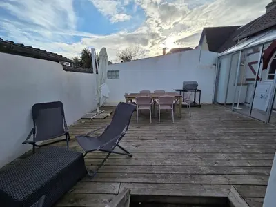 Balcon ou terrasse dans l'établissement Charmante maison de bord de mer avec terrasse