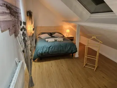 Un ou plusieurs lits dans un hébergement de l'établissement Charmante maison de bord de mer avec terrasse