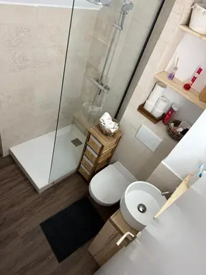 Salle de bains dans l'établissement Appartement duplex VARAVILLE